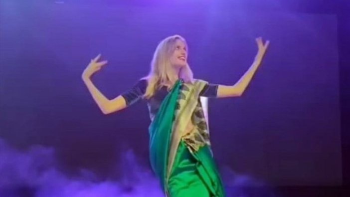 Oyuncu Wilma Elles Hint dansı performansı ile coşturdu
