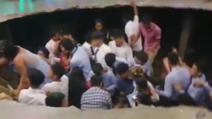 Yer çöktü yerin dibine girdiler!