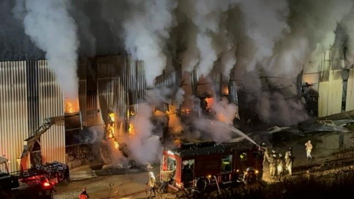 Geri dönüşüm tesisi yandı: Dumanlar her yeri kapladı