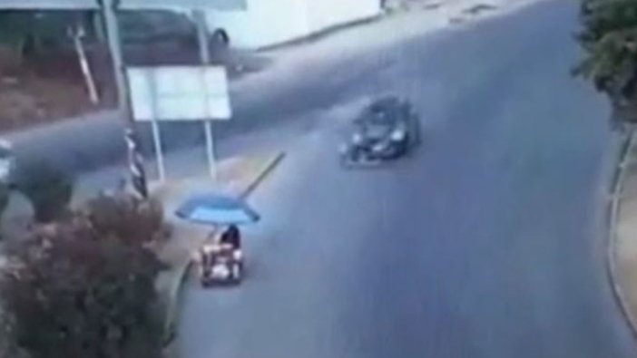 Seyyar satıcıyı ezdi: Hiçbir şey yokmuş gibi yoluna devam etti!