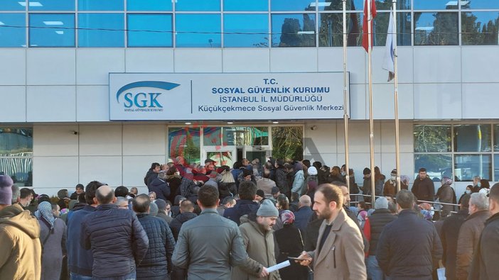Binlerce kişi sıraya girdi: SGK önünde kuyruklar bitmiyor