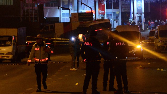 Kafede silahlar ateşlendi: 3 ölü 1 yaralı