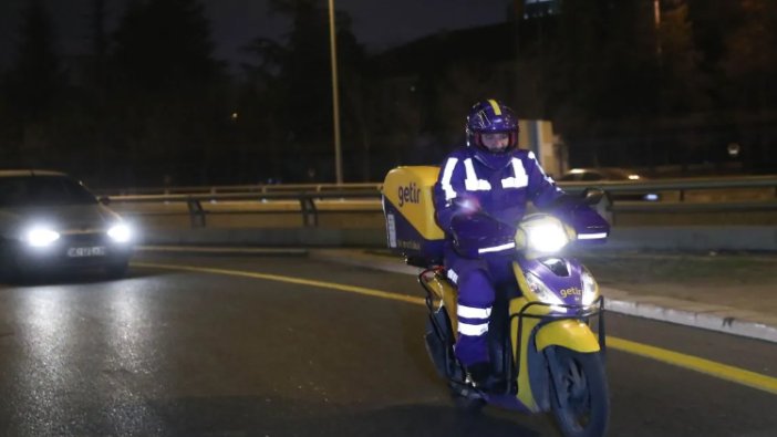 Bakan Varank yeni yıla motokurye olarak girdi!