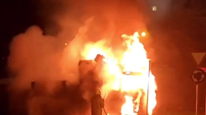 Kundaklanan kamyon alev alev yandı