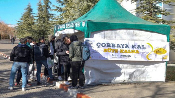 Belediyeden üniversite öğrencilere çorba ikramı