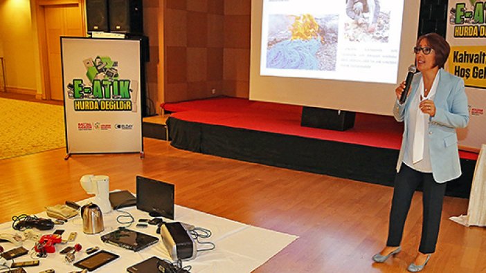 Elekronik atıkla kahvaltıya geldiler