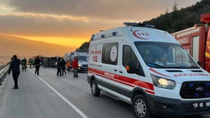 Servis midibüsü devrildi: 2 ölü, 15 yaralı