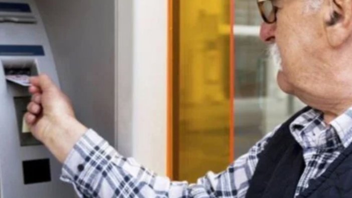 Emekliler insanca yaşamak için  sokağa çıkıyor