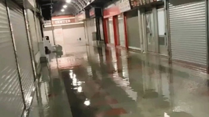 Muğla Marmaris'te Kapalı Çarşı'yı su bastı