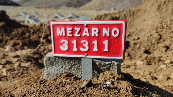 Annesi bir mezar taşını bile çok gördü!