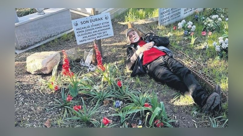Kendi mezarına gidip dua okuyor