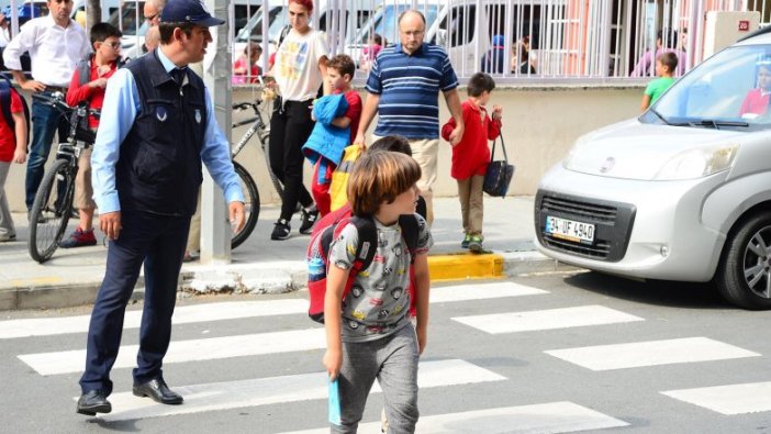 Çıkışta çocuklar zabıtaya emanet