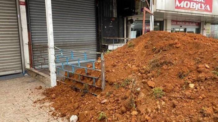 İstediği kirayı alamadı dükkanın önüne toprak döktü