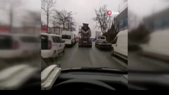 Ambulansa yol vermemek için yola beton döktü