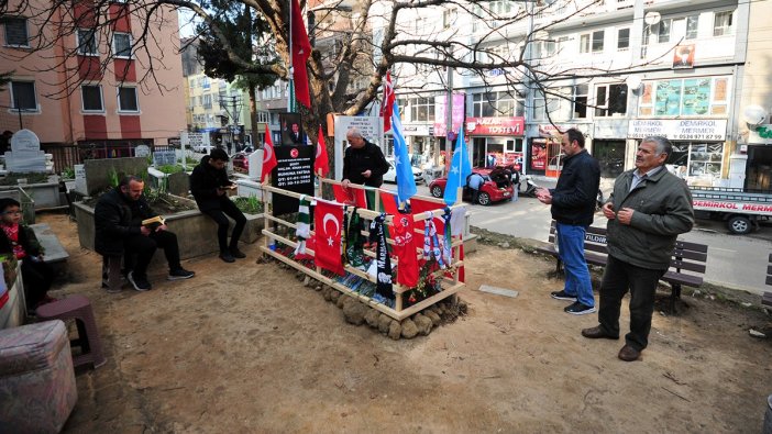 Sevenleri Sinan Ateş’in mezarı başında nöbet tutuyor