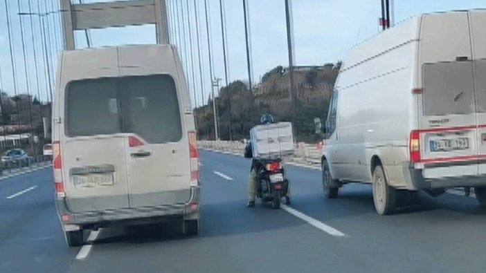 Köprüden geçen motosikletliye lodos kalkanı