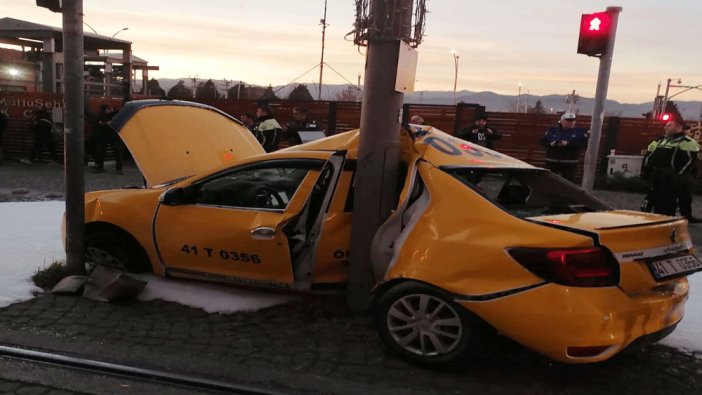 İzmit'te tramvay ile ticari taksi çarpıştı: 3 yaralı