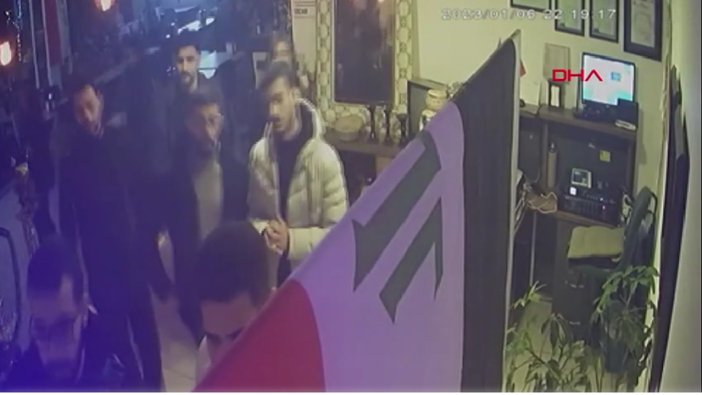 Yabancı uyruklular palalarla mekan bastı!