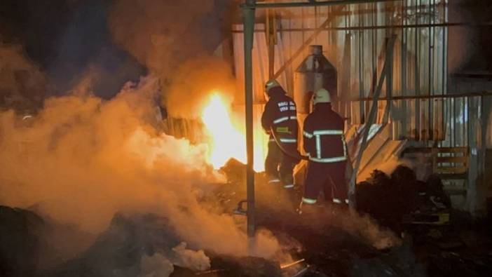 Gebze’de 2 fabrika alevlere teslim oldu