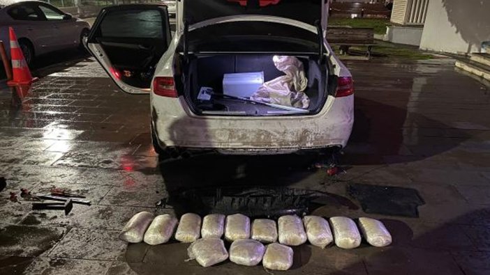 11.7 kilo esrarı otomobilin tamponuna saklamışlar