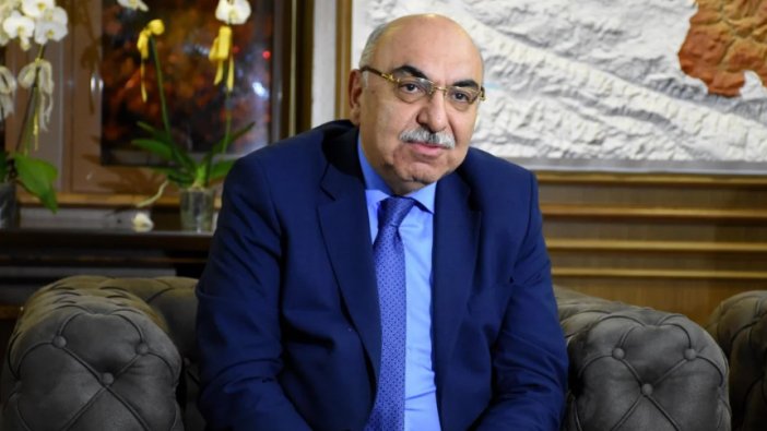 Övgünün dozunu kaçırdı: Tayyip ağabeyinin ayakkabısını elimizle yalamamız lazım