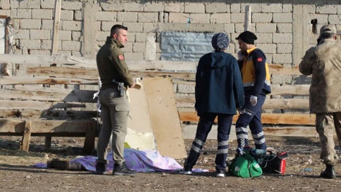 Ağrı'da bir evin önünde 3 ceset bulundu