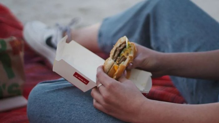 Şansa bak! Hamburger paketinden 100 bin lira çıktı