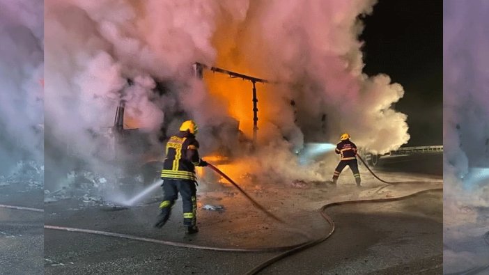 Tır, kargolarla alev alev yandı