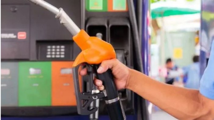 İki ileri bir geri: Benzin ve motorine indirim yapıldı