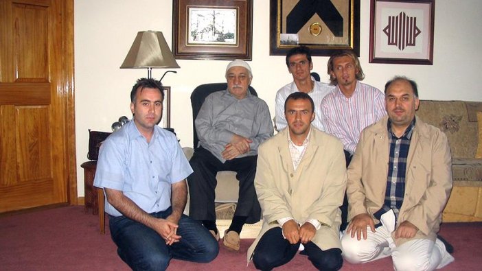 Eski futbolcular FETÖ elebaşı Gülen ile aynı karede