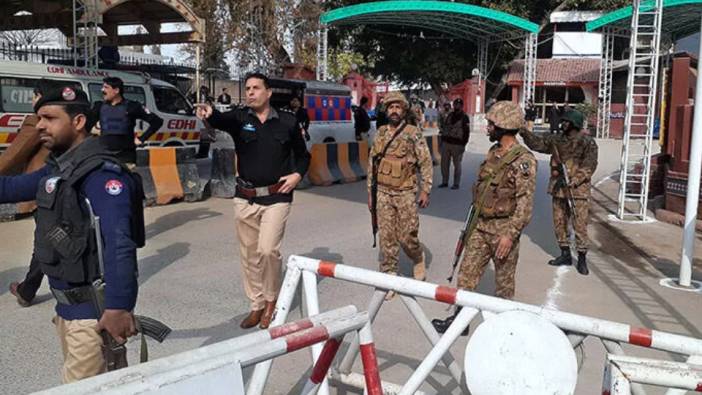 Pakistan'da camiye saldırısı: 32 ölü