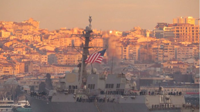 ABD savaş gemisi İstanbul Boğazı’na demirledi