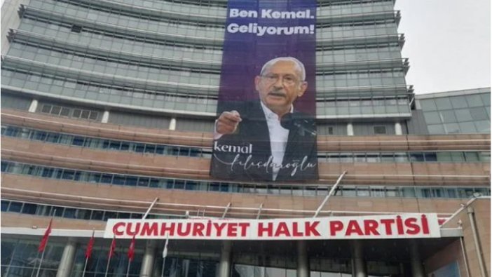 CHP binasında ‘Ben Kemal geliyorum’ afişi