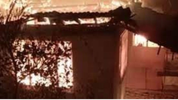 Gecekonduda çıkan yangında 2 kişi yanarak öldü