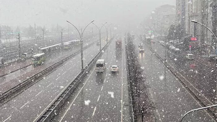 İstanbul Valisi Yerlikaya saat verdi: Trafiğe çıkmayın!