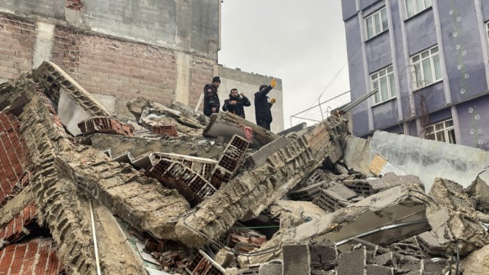 Depremin büyüklüğü 7.7 olarak güncellendi