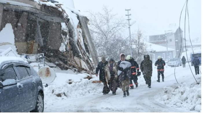 Deprem bölgesinde insanlar suya ekmeğe muhtaç
