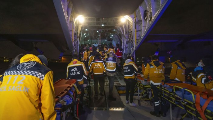 Yaralı depremzedeler askeri uçakla İstanbul'a getirildi