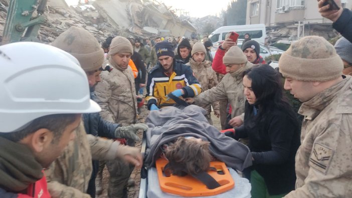 Hatay'da 51 saat sonra mucize: 5 yaşındaki kız çocuğu kurtarıldı