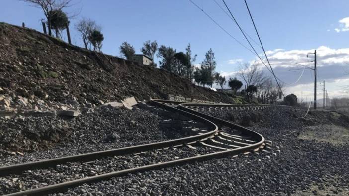 Deprem tren raylarını tel gibi büktü