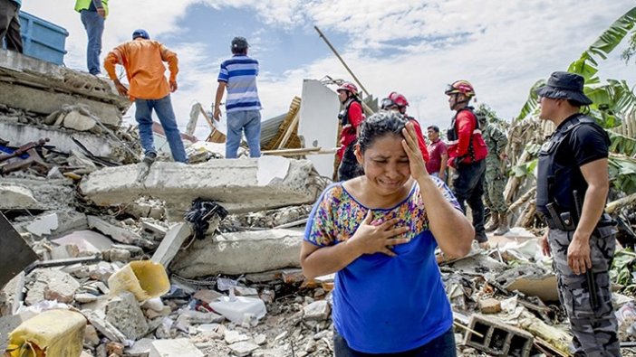Şehit oğlunun çoraplarını depremzedelere bağışladı