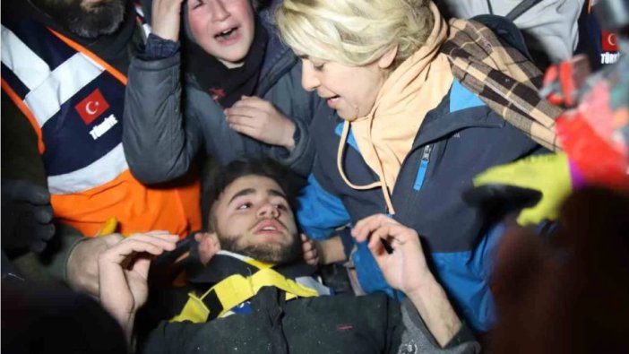 Enkaz altında idrarını içerek hayatta kalmış!