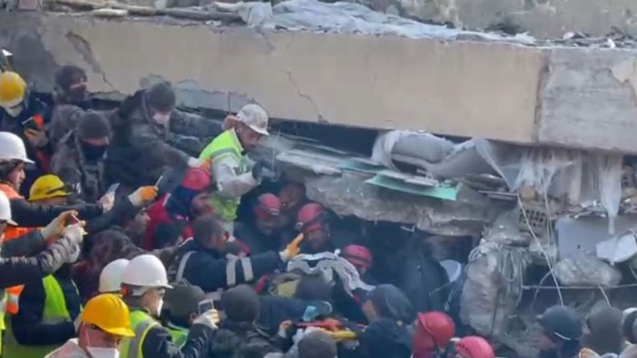 107'nci saatte anne ve 3 çocuğu sağ olarak çıkarıldı!