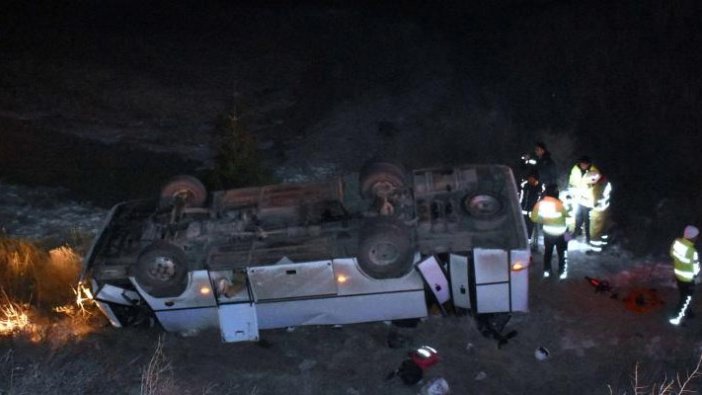 Kurtarma ekibi kaza yaptı: 13 yaralı