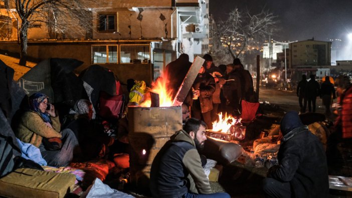 Enkaz altındaki canlar için gece-gündüz umut nöbeti