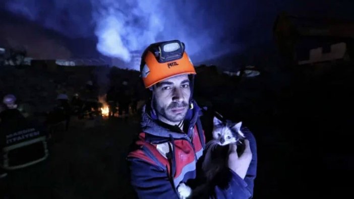 Enkazdan kurtardığı kediyi sahiplendi