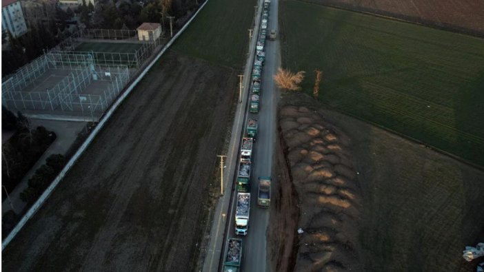 Köprüde gişe değil, enkaz taşıyan kamyon kuyruğu