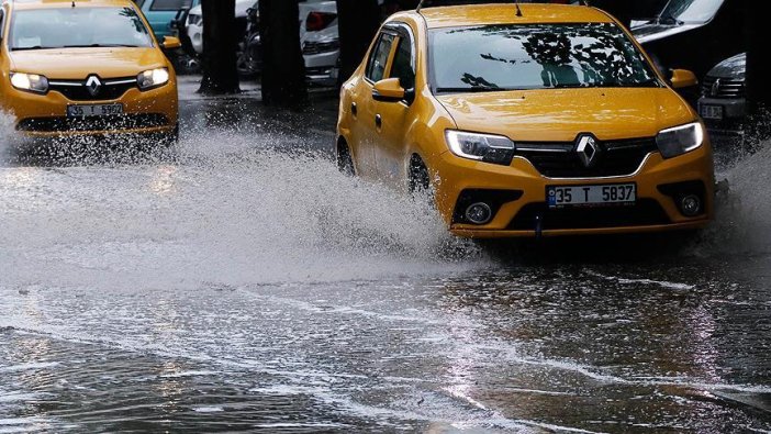 İzmir'de sağanak hayatı olumsuz etkiliyor