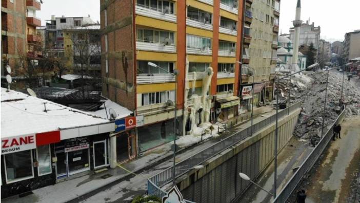 Kombisi patlayan ağır hasarlı bina, soğuk havada buz tuttu