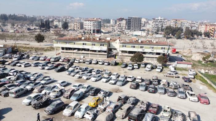 Depremde zarar gören sahipsiz araçlar otoparklara çekiliyor